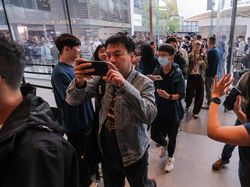 Antusias Warga Beijing Sambut Penjualan Perdana iPhone 17