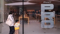 People queue outside of Apple store in Beijings Sanlitun area as the new iPhone 17 series smartphones go on sale in Beijing, China September 19, 2025. REUTERS/Maxim Shemetov