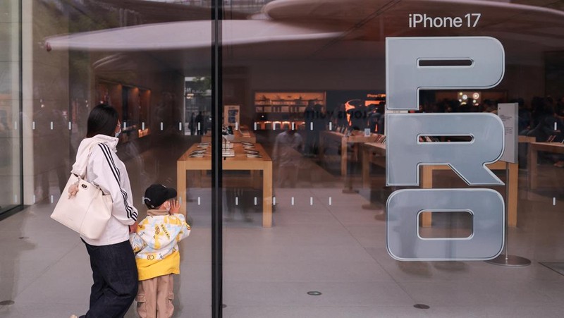 People queue outside of Apple store in Beijing's Sanlitun area as the new iPhone 17 series smartphones go on sale in Beijing, China September 19, 2025. REUTERS/Maxim Shemetov
