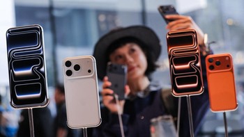 Pengunjung berswafoto dengan iPhone di Apple Store Sanlitun, Beijing, Jumat (19/9/2025). Euforia terlihat saat perangkat terbaru Apple mulai dipasarkan. REUTERS/Maxim Shemetov
