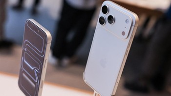 Deretan iPhone 17 Pro terpajang di Apple Store Sanlitun, Beijing, Jumat (19/9/2025). Produk ini menawarkan peningkatan performa dan fitur kamera canggih. REUTERS/Maxim Shemetov