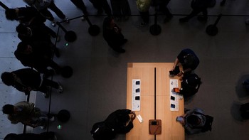 Warga memenuhi area dalam Apple Store Sanlitun, Beijing, Jumat (19/9/2025). Suasana riuh menandai dimulainya penjualan perdana iPhone 17. REUTERS/Maxim Shemetov