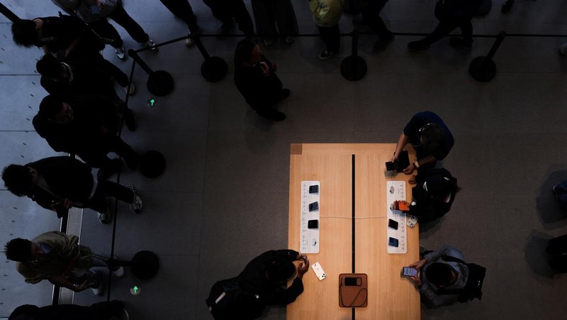 People queue outside of Apple store in Beijing's Sanlitun area as the new iPhone 17 series smartphones go on sale in Beijing, China September 19, 2025. REUTERS/Maxim Shemetov
