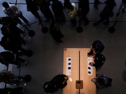 Antusias Warga Beijing Sambut Penjualan Perdana iPhone 17