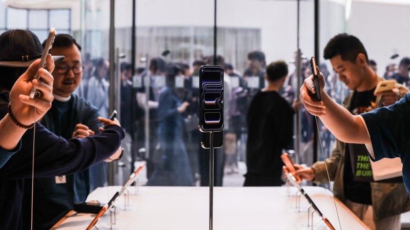 People queue outside of Apple store in Beijing's Sanlitun area as the new iPhone 17 series smartphones go on sale in Beijing, China September 19, 2025. REUTERS/Maxim Shemetov