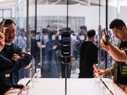 Antusias Warga Beijing Sambut Penjualan Perdana iPhone 17