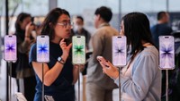 People queue outside of Apple store in Beijings Sanlitun area as the new iPhone 17 series smartphones go on sale in Beijing, China September 19, 2025. REUTERS/Maxim Shemetov