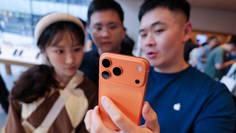 People queue outside of Apple store in Beijing's Sanlitun area as the new iPhone 17 series smartphones go on sale in Beijing, China September 19, 2025. REUTERS/Maxim Shemetov