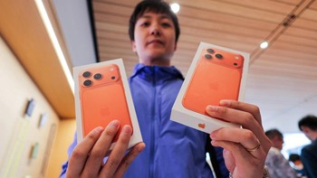Seorang pria menunjukkan kotak iPhone 17 yang baru dibelinya di Apple Store Sanlitun, Beijing, Jumat (19/9/2025). Ia termasuk di antara pembeli pertama di China. REUTERS/Maxim Shemetov