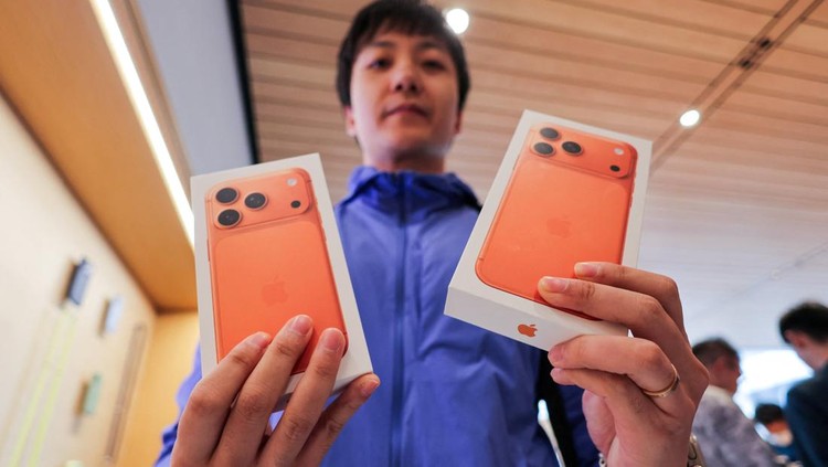 People queue outside of Apple store in Beijings Sanlitun area as the new iPhone 17 series smartphones go on sale in Beijing, China September 19, 2025. REUTERS/Maxim Shemetov