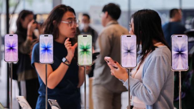 APPLE-CHINA/ Ponsel pintar iPhone 17 baru dipajang di toko Apple di kawasan Sanlitun, Beijing, saat mulai dijual di Beijing, Tiongkok, 19 September 2025. REUTERS/Maxim Shemetov