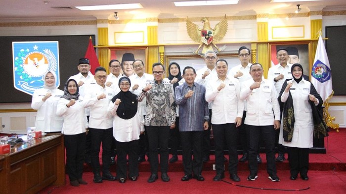 Asosiasi Pemerintah Kota Seluruh Indonesia (APEKSI) menemui Mendagri Tito Karnavian di kantor Kementerian Dalam Negeri, Jakarta, Jumat (19/9/2025).
