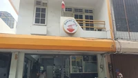 Punya banyak penggemar di Sunter, inilah Bakmi Asuk di Jalan Danau Sunter Utara Nomor 59 sejak 1952. Menunya ada Bakmi Ayam Spesial Jumbo, Bakmi Ayam Jamur, dan Bakmi Ayam Babi Manis. Foto: Luke Lim/Google Image