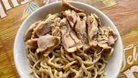 Bakmi Asui sudah eksis sejak 1958, didirikan oleh Loa Kok San di kawasan Petojo Mulia. Kini lokasinya di Jalan Tanjung Duren Utara IIIA. Menu utamanya berupa bakmi karet homemade dengan topping ayam kampung. Foto: detikFood 