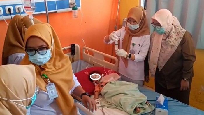 Petugas medis memberikan peawaratn kepada balita Khaira