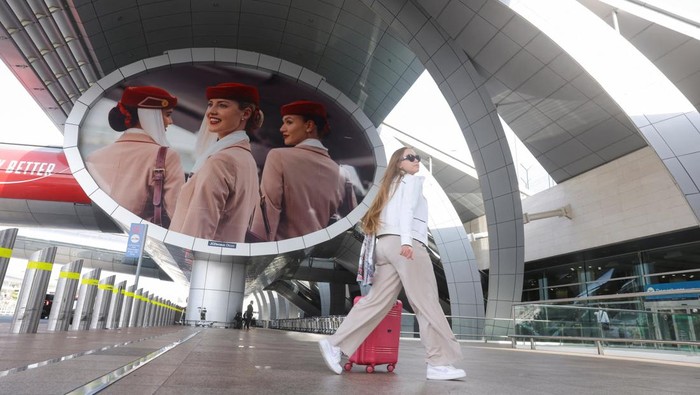 Bandara Dubai Hadirkan Terowongan Pintar, Lewat Imigrasi Tanpa Tunjukkan Paspor A passenger walks through the