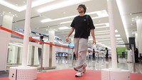 Terowongan pintar dengan nuansa modern futuristik di Terminal 3, memungkinkan verifikasi identitas otomatis tanpa perlu menunjukkan paspor. Foto: REUTERS/Amr Alfiky