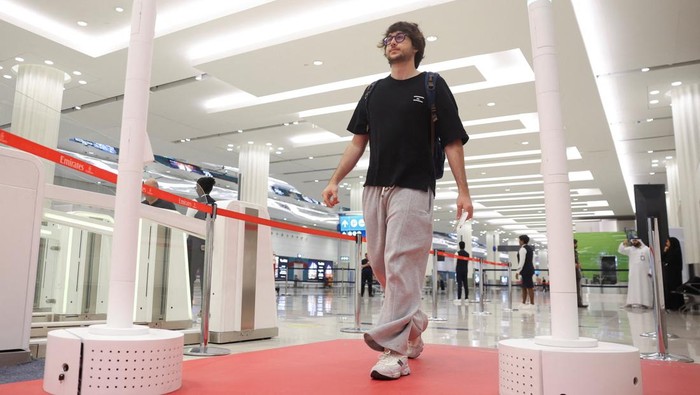 Bandara Dubai Hadirkan Terowongan Pintar, Lewat Imigrasi Tanpa Tunjukkan Paspor A passenger walks through the