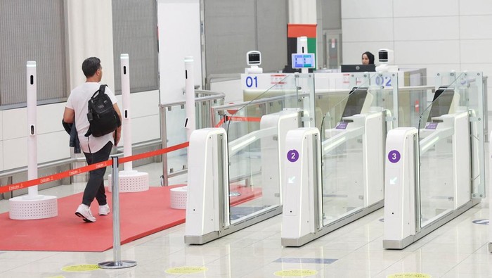 Bandara Dubai Hadirkan Terowongan Pintar, Lewat Imigrasi Tanpa Tunjukkan Paspor A passenger walks through the