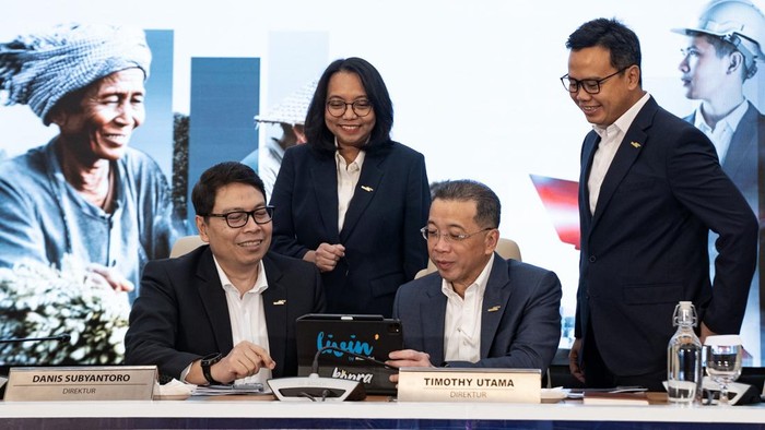Bank Mandiri Cetak Laba Bersih Rp 24,5 T di Semester I-2025 Direktur Risk Management Bank Mandiri Danis Subyantoro, Direktur Finance & Strategy Novita Widya Anggraini, Direktur Operations Timothy Utama, dan Direktur Corporate Banking Mochamad Rizaldi berbincang pada paparan Kinerja Kuartal II 2025 Bank Mandiri di Jakarta, Jumat (19/9). PT Bank Mandiri (Persero) Tbk mencatatkan laba bersih sebesar Rp 24,5 triliun pada semester I-2025. Dengan aset yang dicapai menembus Rp 2.515 triliun pada periode yang sama ini.
