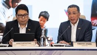 Capaian itu didorong oleh kinerja keuangan yang disebut cukup solid. Dari sisi penyaluran kredit, baik wholesale maupun retail mencatatkan pertumbuhan yang kuat. Kredit wholesale tumbuh 12,3% year on year mencapai Rp 925 triliun dan kredit retail tumbuh 8,05% year on year menjadi Rp 402 triliun. Dengan demikian, total kredit Bank Mandiri secara konsolidasi tumbuh dengan solid sebesar 11% year on year atau menembus Rp 1.701 triliun.