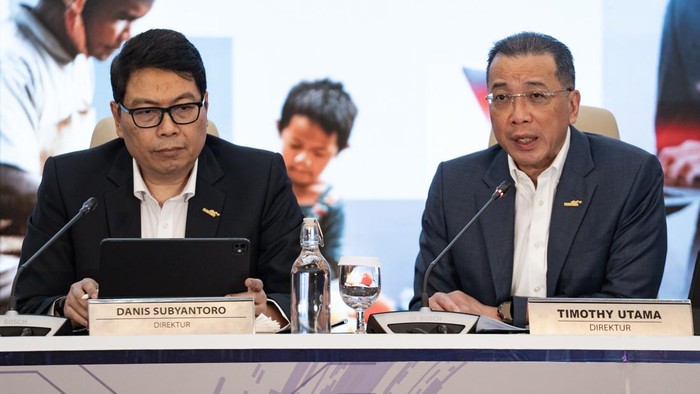 Bank Mandiri Cetak Laba Bersih Rp 24,5 T di Semester I-2025 Direktur Risk Management Bank Mandiri Danis Subyantoro, Direktur Finance & Strategy Novita Widya Anggraini, Direktur Operations Timothy Utama, dan Direktur Corporate Banking Mochamad Rizaldi berbincang pada paparan Kinerja Kuartal II 2025 Bank Mandiri di Jakarta, Jumat (19/9). PT Bank Mandiri (Persero) Tbk mencatatkan laba bersih sebesar Rp 24,5 triliun pada semester I-2025. Dengan aset yang dicapai menembus Rp 2.515 triliun pada periode yang sama ini.