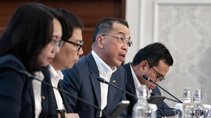 Bank Mandiri Cetak Laba Bersih Rp 24,5 T di Semester I-2025 Direktur Risk Management Bank Mandiri Danis Subyantoro, Direktur Finance & Strategy Novita Widya Anggraini, Direktur Operations Timothy Utama, dan Direktur Corporate Banking Mochamad Rizaldi berbincang pada paparan Kinerja Kuartal II 2025 Bank Mandiri di Jakarta, Jumat (19/9). PT Bank Mandiri (Persero) Tbk mencatatkan laba bersih sebesar Rp 24,5 triliun pada semester I-2025. Dengan aset yang dicapai menembus Rp 2.515 triliun pada periode yang sama ini.
