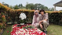 Dalam Instagram miliknya, BCL ditemani Noah dan beberapa anggota keluarga lainnya, terlihat mendatangi makam Ashraf. Foto: dok instagram BCL