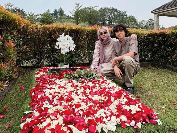 BCL dan Noah Nyekar ke Makam Ashraf: Kehangatamu Selimuti Kami