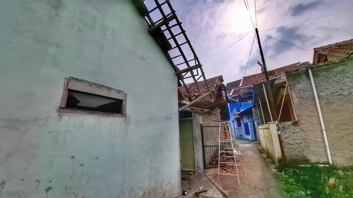 Beberapa rumah yang mengalami kerusakan di Kampung Pajagalan Timur, Desa Soreang, Kabupaten Bandung, Jumat (19/9/2025).
