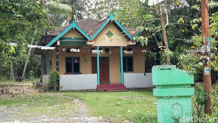 Bangunan berwarna cream kombinasi hijau yang menjadi lokasi bimbel milik dokter gadungan FE di RT.57, Pedusan, Argosari, Sedayu, Bantul, Jumat (19/9/2025).