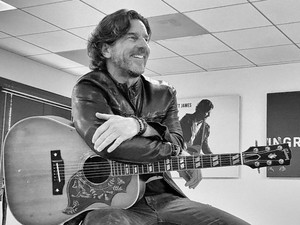 Penyanyi Pemenang Grammy, Brett James Meninggal karena Kecelakaan Pesawat
