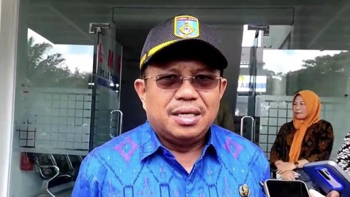 Bupati Lombok Barat, Lalu Ahmad Zaini (LAZ), saat melakukan sidak ke SPPBE Kuripan, Lombok Barat, Kamis (18/9/2025). (M. Zahiruddin/detikBali)