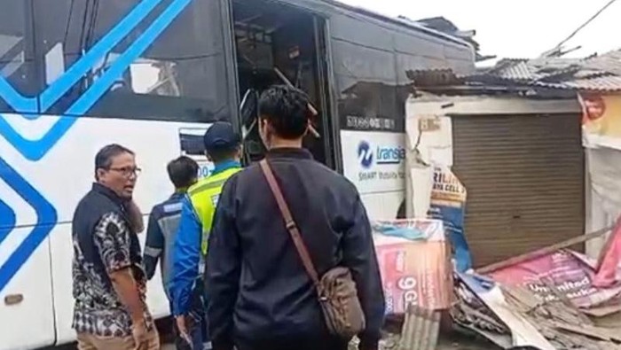 Bus Transjakarta menabrak 4 rumah toko (ruko) di Pulogebang, Cakung, Jakarta Timur. Sejumlah sepeda motor sempat terseret usai tertabrak bus TransJ. (Antara/Siti N)