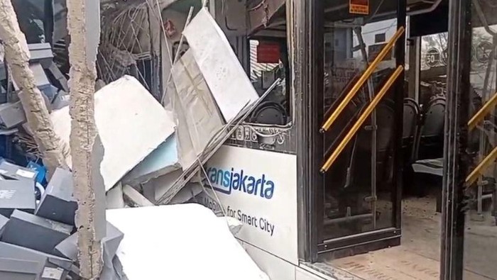 Bus Transjakarta menabrak 4 rumah toko (ruko) di Pulogebang, Cakung, Jakarta Timur. Sejumlah sepeda motor sempat terseret usai tertabrak bus TransJ. (Antara/Siti N)