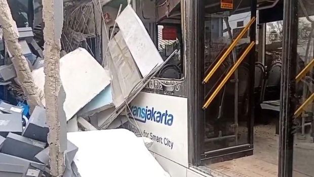 Bus Transjakarta menabrak 4 rumah toko (ruko) di Pulogebang, Cakung, Jakarta Timur. Sejumlah sepeda motor sempat terseret usai tertabrak bus TransJ. (Antara/Siti N)