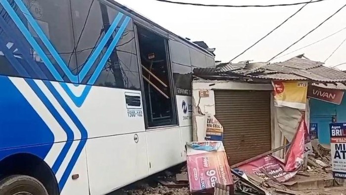 Bus Transjakarta menabrak 4 rumah toko (ruko) di Pulogebang, Cakung, Jakarta Timur. Sejumlah sepeda motor sempat terseret usai tertabrak bus TransJ. (Antara/Siti N)