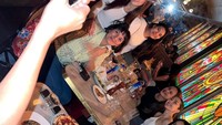 Selain itu, juga ada momennya saat bergabung dengan rekan sesama artis saat hangout di restoran. Terlihat Wulan Guritno juga ikut bergabung. Foto: Instagram/@clarestaufan
