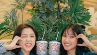 Ia juga cukup dekat dengan teman sesama artis. Ini kedekatannya bersama Eka Gabriella saat menikmati artisan teh di gerai populer. Foto: Instagram/@clarestaufan