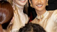Penghargaan tersebut merupakan bagian dari Busan International Film Festival. Di acara bergengsi tersebut Claresta juga bertemu Lisa BLACKPINK. Foto: Instagram/@clarestaufan