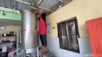 Dwi mengaku memulai usaha ini setelah dirinya terkena PHK. Saat ini, ia memproduksi dua varian kecap, yakni kecap manis dan kecap pedas.