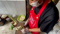 Dengan memanfaatkan bahan-bahan alami dan teknik tradisional, kecap buatan Dwi kini diminati pembeli dari berbagai penjuru Indonesia, mulai dari Sumatra hingga Papua.