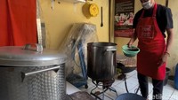 Di dapur rumahnya, Dwi dengan tekun memproduksi kecap sejak tahun 2017.