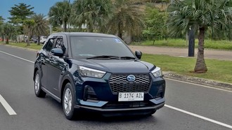 Daihatsu Resmi Serahkan Rocky Hybrid ke Konsumen Pertama
