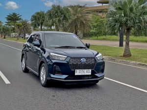 Daihatsu Resmi Serahkan Rocky Hybrid ke Konsumen Pertama