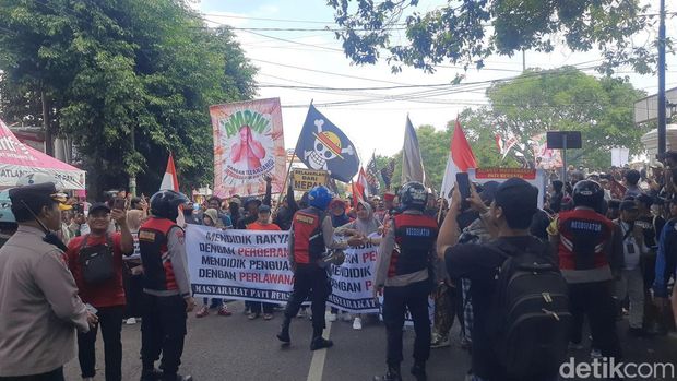 Massa saat berjalan kaki menuju ke gedung DPRD Pati, Jumat (19/9/2025).