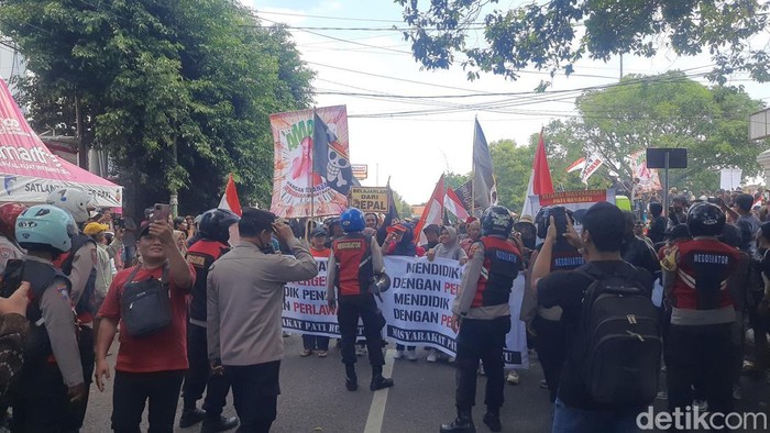 Massa saat berjalan kaki menuju ke gedung DPRD Pati, Jumat (19/9/2025).