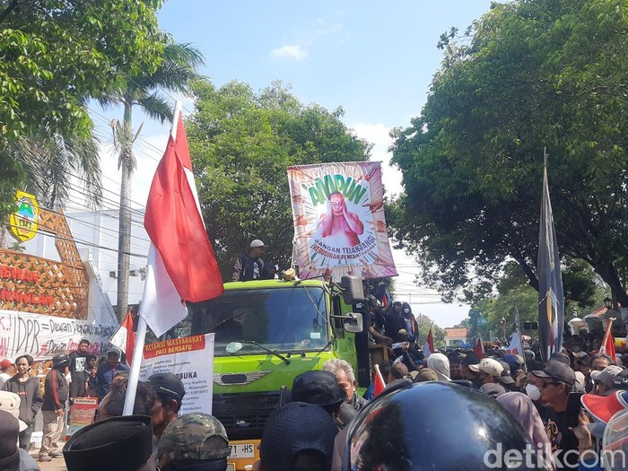Demo Masyarakat Pati Bersatu di depan Kantor DPRD Pati, Jumat (19/9/2025).