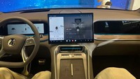 Di dalam kabin terdapat instrumen panel berupa layar LCD berukuran 13.2 inch dengan resolusi 2.5K, layar pusat kontrol berukuran 17,3 inch 2.5K, dan layar penumpang depan 13,2 inch 2.5K. Foto: Dok.Sohu