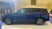 Denza N9 menggabungkan mesin 2.0 turbo dengan efisiensi termal 44,13 persen, yang bisa menyalurkan tenaga 207 daya kuda. Sementara tiga motor listrik yang dibenamkan dalam Denza N9 memiliki tenaga sebesar 912 daya kuda. Di balik kemudi Denza N9, akselerasi 0-100 km/jam dapat ditempuh dalam waktu 3,9 detik. Bila tangki bensin dan baterai terisi penuh, mobil bisa menempuh jarak hingga 1.302 km. Foto: Dok.Sohu